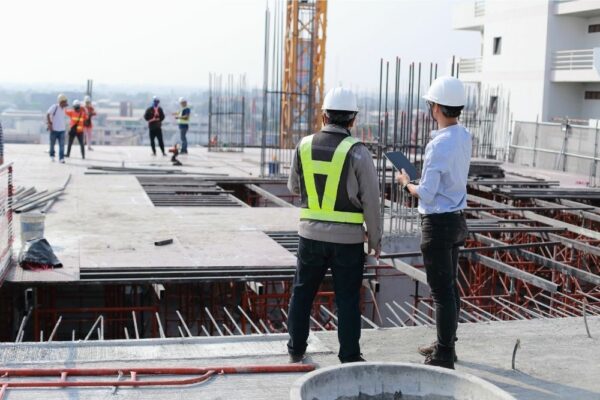 Scopri chi è il Coordinatore della Sicurezza nei cantieri, i requisiti per diventarlo, il corso abilitante di 120 ore e le reali opportunità lavorative nel settore edile.