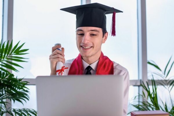 Le università telematiche non sono più facili né di serie B. Scopri i falsi miti su difficoltà, socialità e costi, e valuta perché sono una scelta valida.