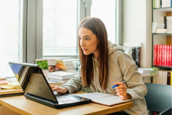 Scopri i vantaggi delle università telematiche e l’offerta del Polo Didattico E-Train: corsi riconosciuti, supporto costante e flessibilità per costruire il tuo futuro.